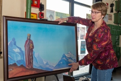 Ausstellungsaufbau „Frieden durch Kultur“ vom 29.5.2020-24. Juli 2020 im Naumburger Turbinenhaus, Halina Schneider beim Aufbau Uta